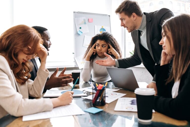 conflitos no trabalho mulher sobpressao