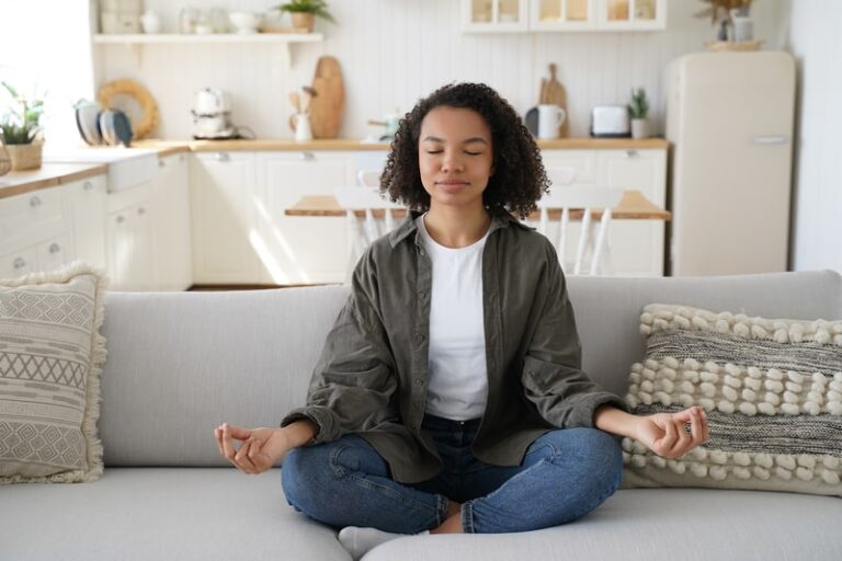 equilibrio emocional mulher meditando